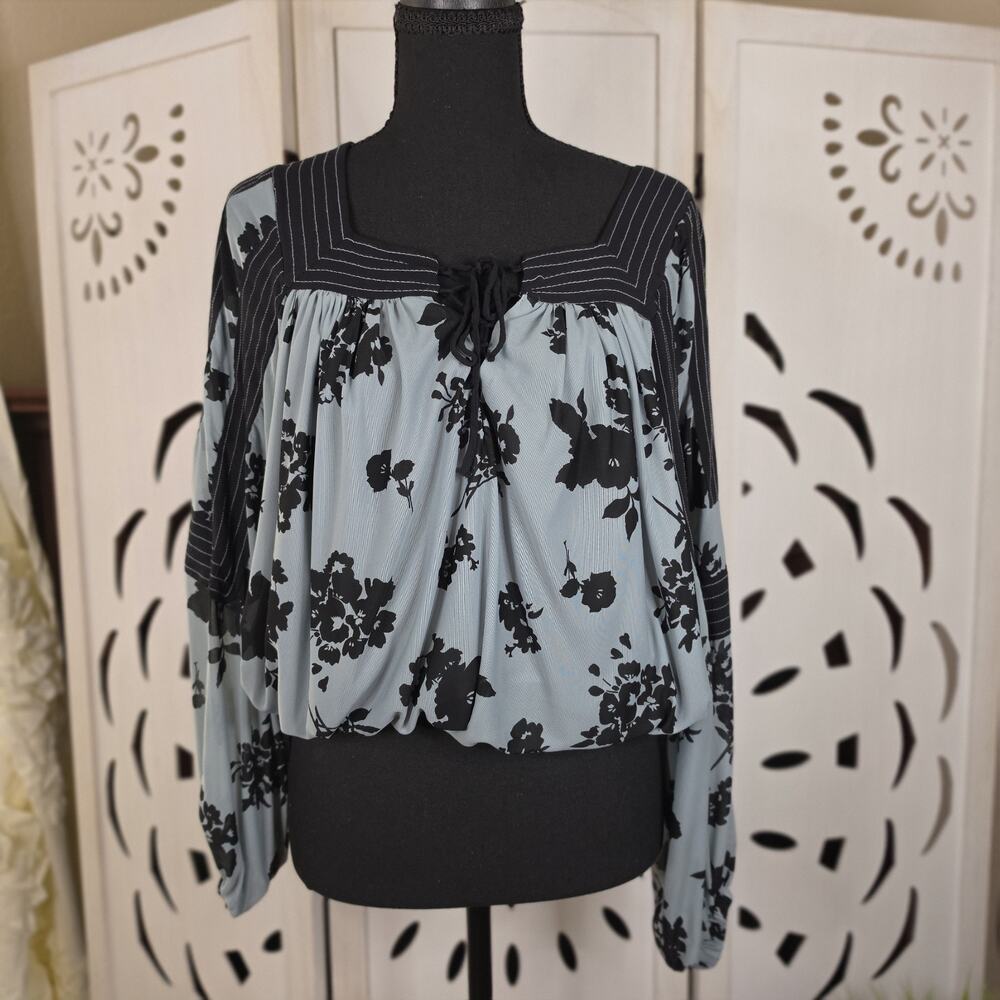 Gimmicks BKE Blue & Black Floral Long Sleeve Elastic Waist & Cuff Blouse Size S